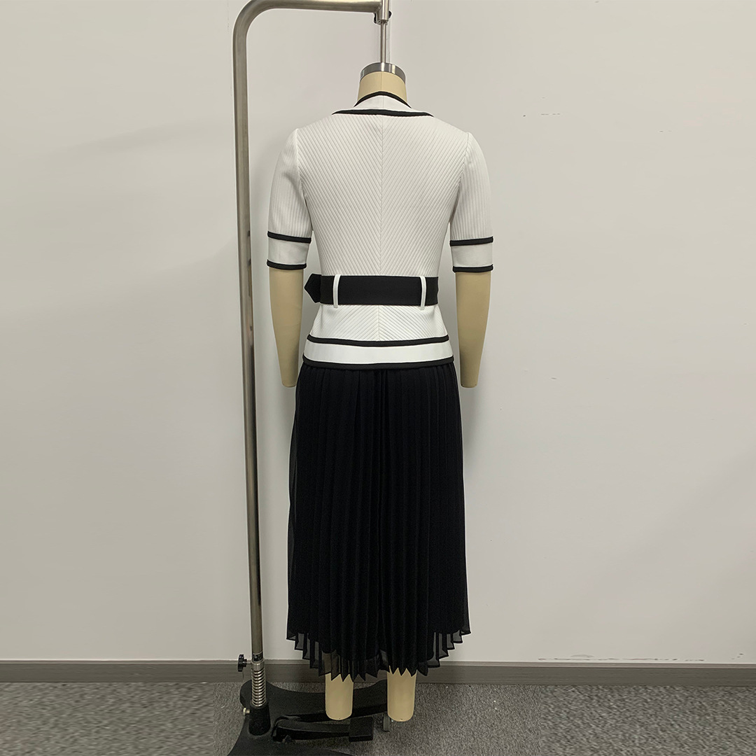 Vintage Fashion Exhibition - Robe plissée sexy à col en