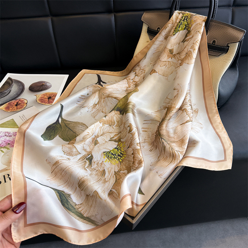 Vintage Fashion Exhibition - Foulard en satin 70 cm motif