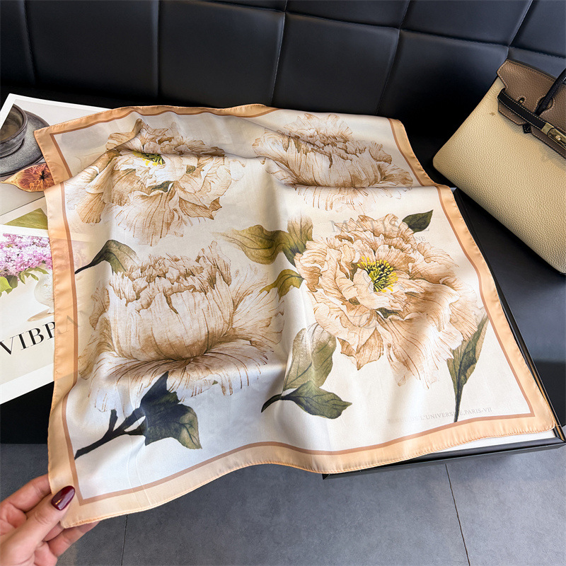 Foulard en satin 70 cm motif p - Vintage Fashion Exhibition avis et prix